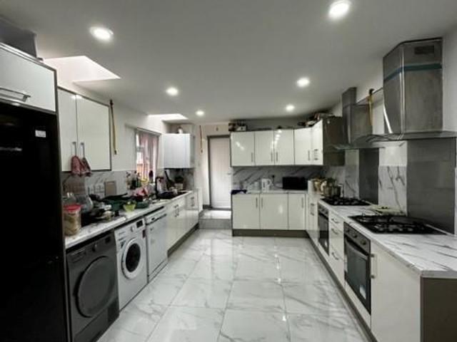 8 bedroom detached house to rent