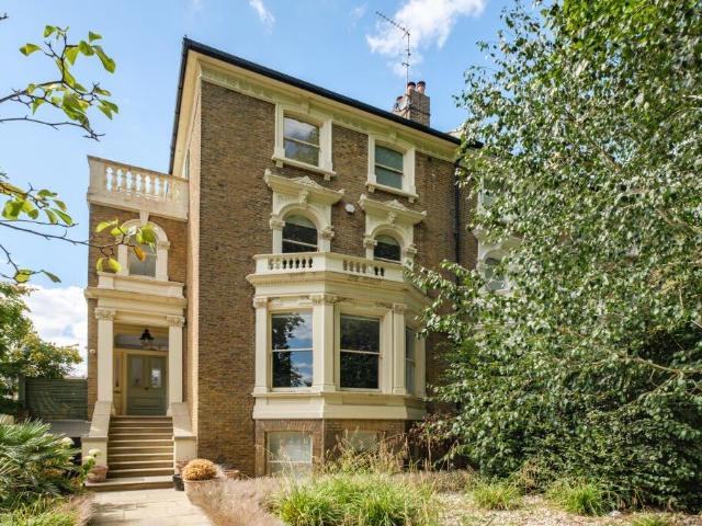 8 bedroom end of terrace house for sale