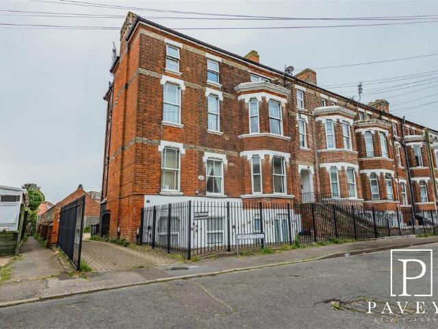 8 bedroom end of terrace house for sale