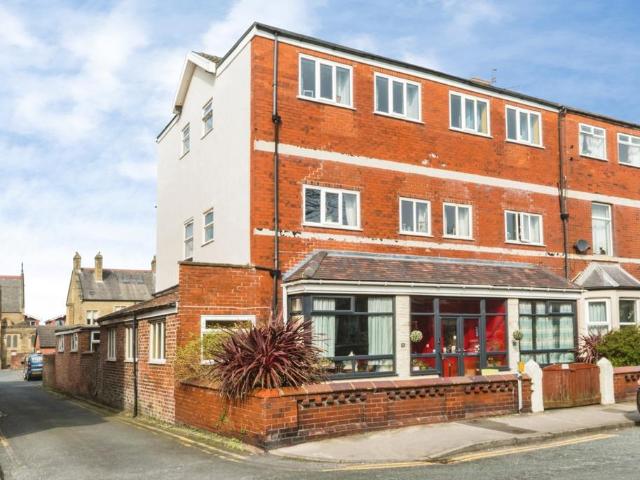 8 bedroom end of terrace house for sale