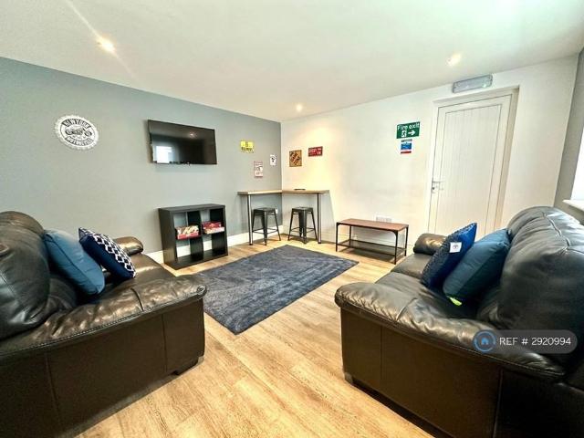 8 bedroom end of terrace house to rent