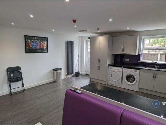 8 bedroom end of terrace house to rent