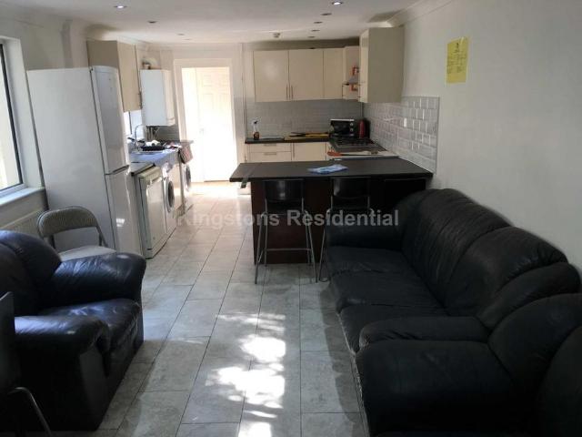 8 bedroom end of terrace house to rent