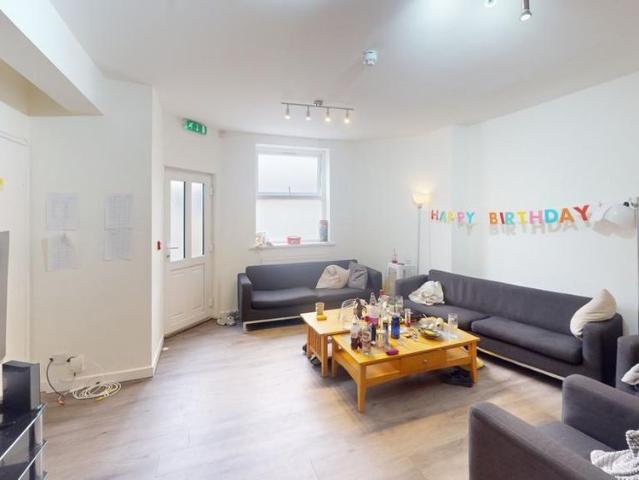 8 bedroom end of terrace house to rent