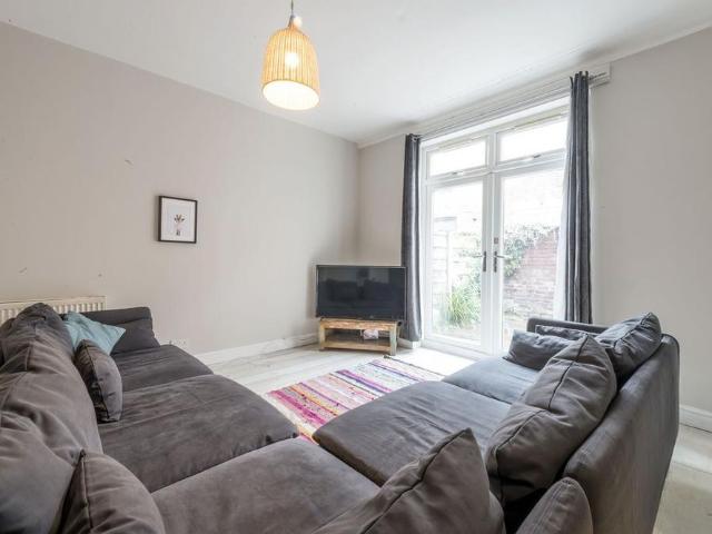 8 bedroom end of terrace house to rent