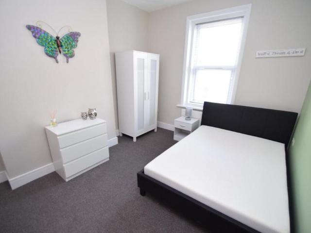8 bedroom end of terrace house to rent