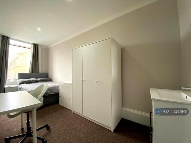 8 bedroom flat to rent