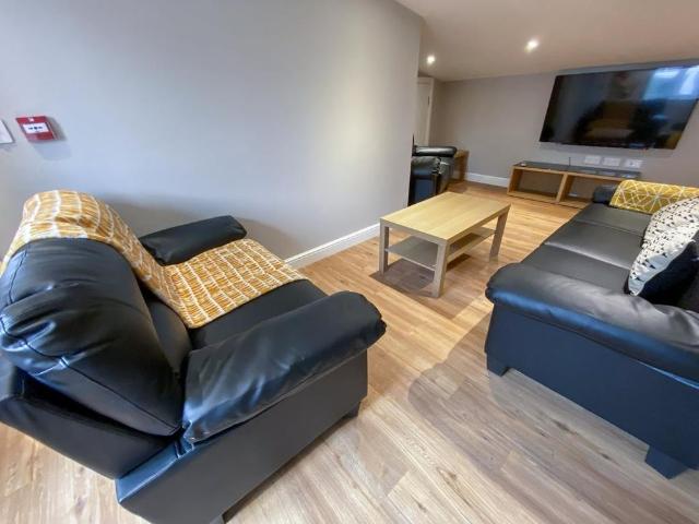 8 bedroom flat to rent