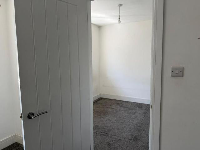8 bedroom flat to rent