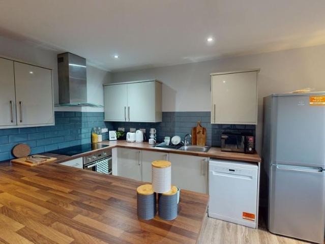 8 bedroom flat to rent