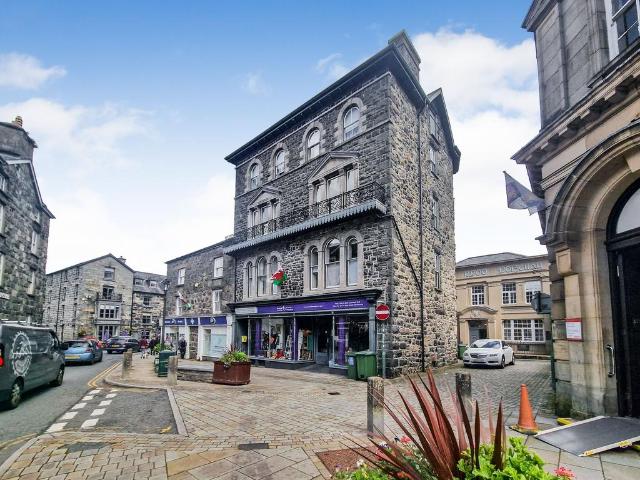 8 bedroom flat for sale