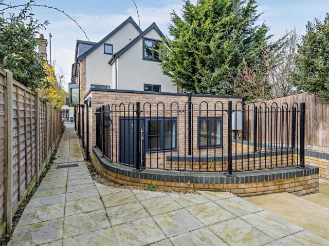 8 bedroom flat for sale