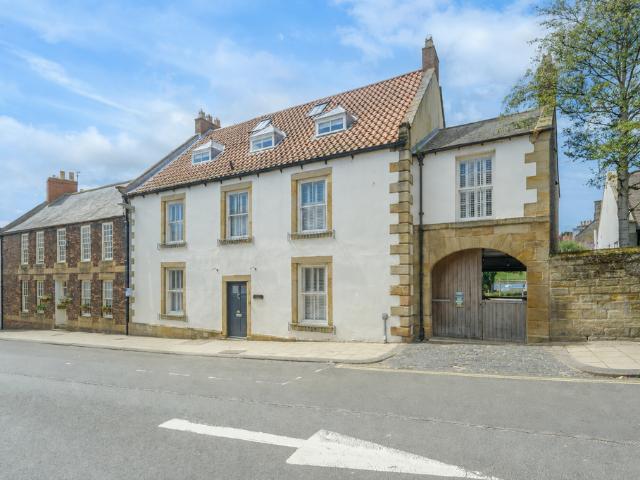 8 bedroom house for sale