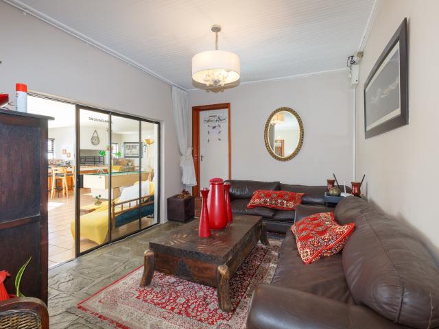 8 Bedroom House For Sale in Country Club