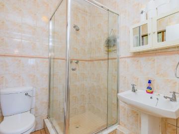 8 Bedroom House For Sale in Cowies Hill