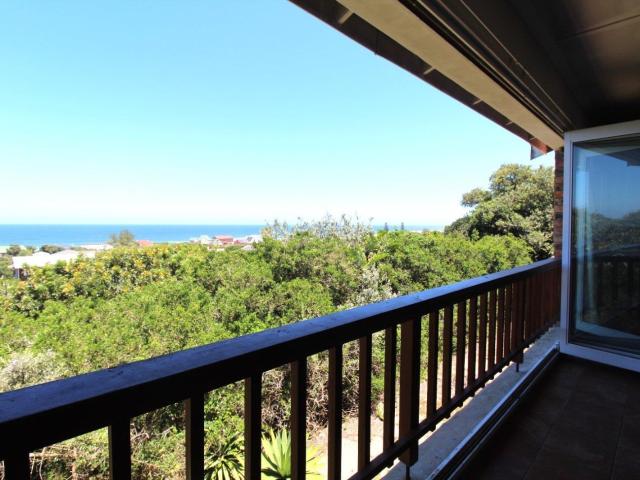 8 Bedroom House For Sale in Cannon Rocks