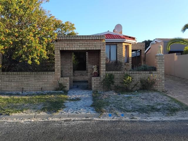 8 Bedroom House For Sale in Atlantis Central