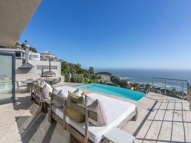 8 Bedroom House For Sale in Bantry Bay
