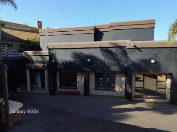 8 Bedroom House For Sale in Bassonia
