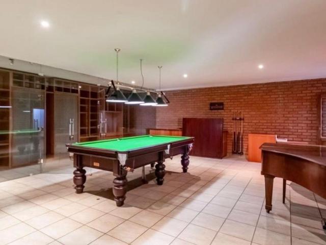 8 Bedroom House For Sale in Bedfordview