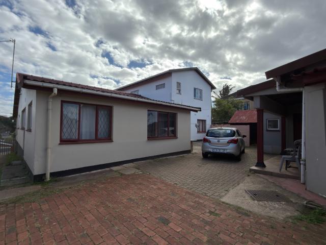 8 Bedroom House For Sale in Greenwood Park