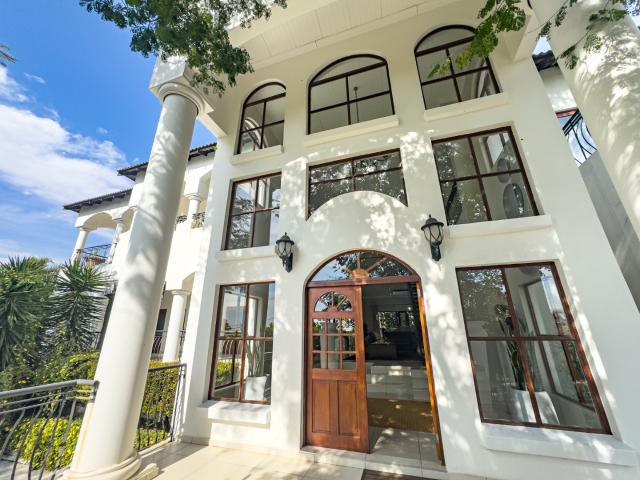8 Bedroom House For Sale in Groenkloof