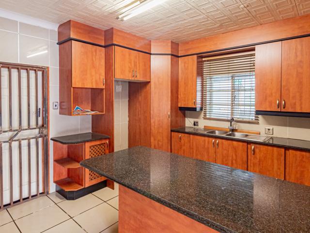 8 Bedroom House For Sale in Delville
