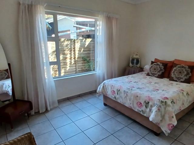 8 Bedroom House For Sale in Kaysers Beach