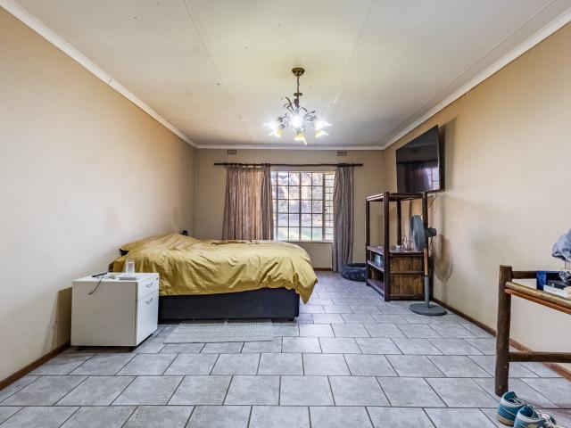8 Bedroom House For Sale in Kyalami AH