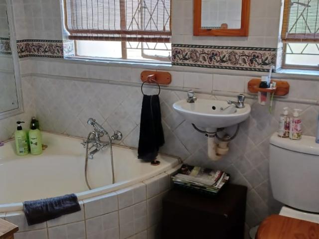 8 Bedroom House For Sale in Ifafi
