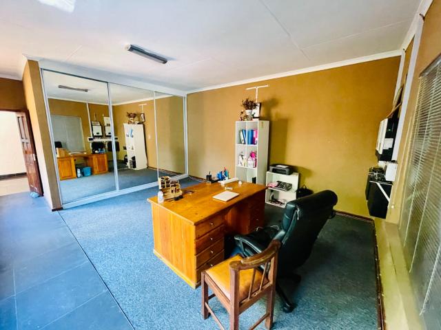 8 Bedroom House For Sale in Oakdene