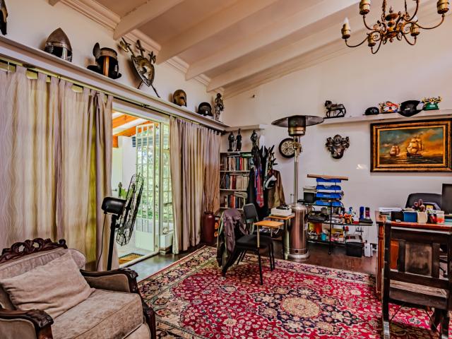 8 Bedroom House For Sale in Olivedale