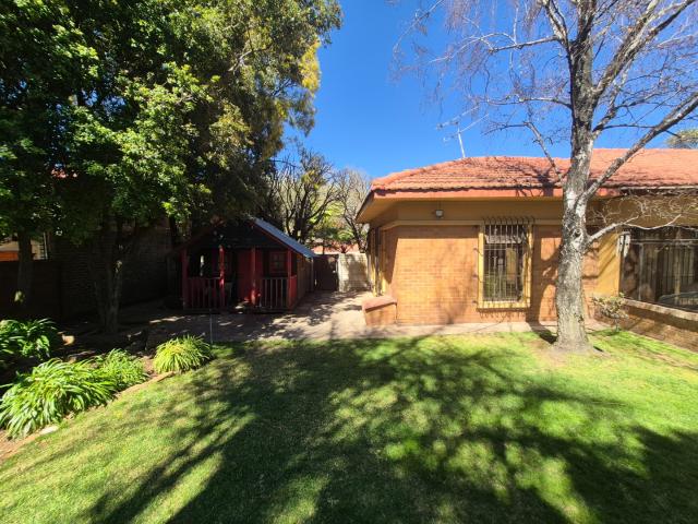 8 Bedroom House For Sale in Lambton