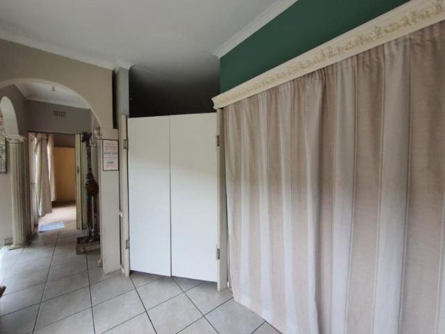8 Bedroom House For Sale in Lambton