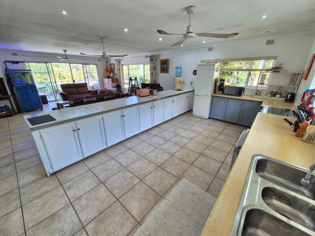 8 Bedroom House For Sale in Leisure Bay