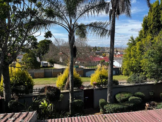 8 Bedroom House For Sale in Southridge Park