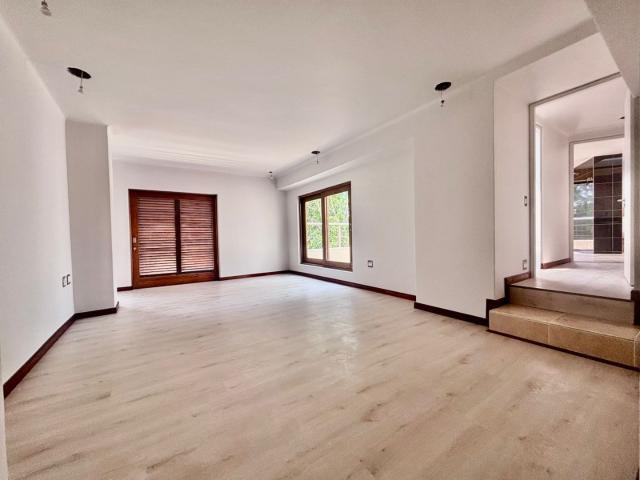 8 Bedroom House For Sale in Sandhurst