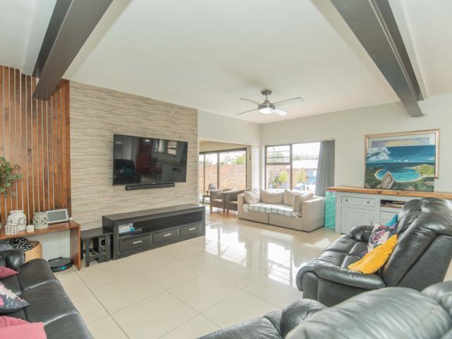 8 Bedroom House For Sale in Summerstrand