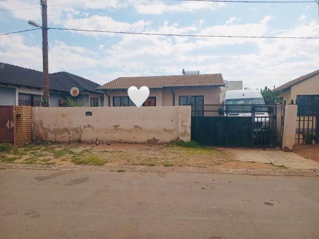 8 Bedroom House For Sale in Protea City