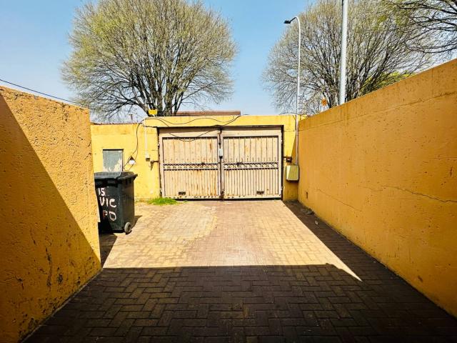 8 Bedroom House For Sale in Regents Park