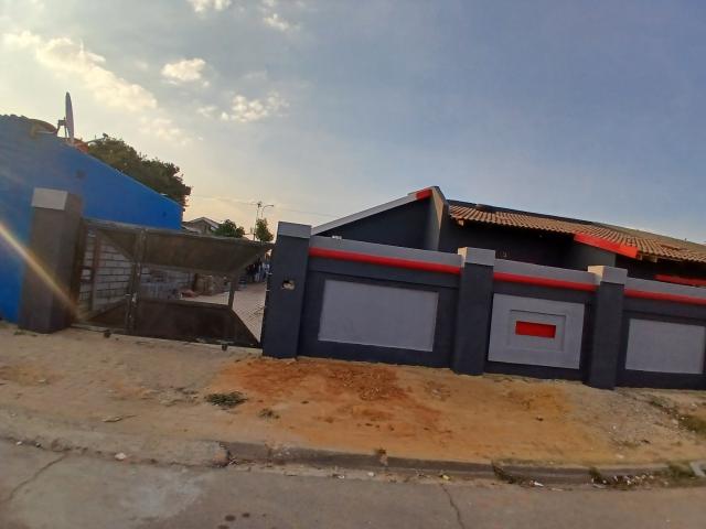 8 Bedroom House For Sale in Wattville