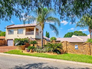 8 Bedroom House For Sale in The Reeds