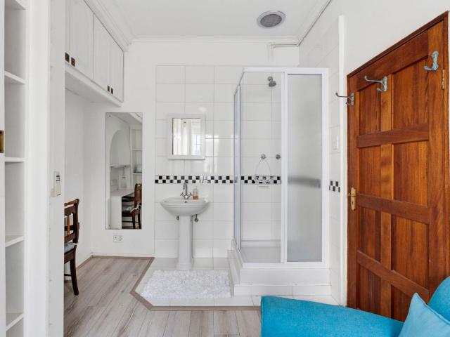 8 Bedroom House For Sale in Vredehoek