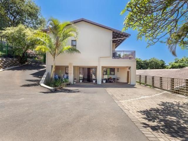 8 Bedroom House in La Lucia