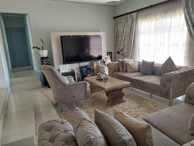 8 Bedroom House in La Mercy
