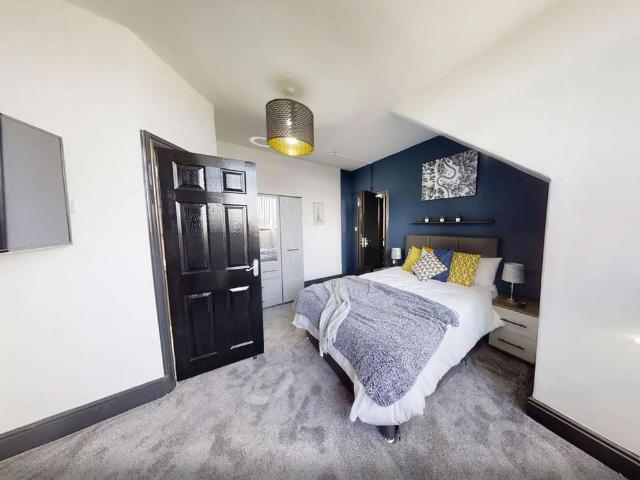 8 bedroom house of multiple occupation to rent