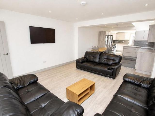 8 bedroom house to rent