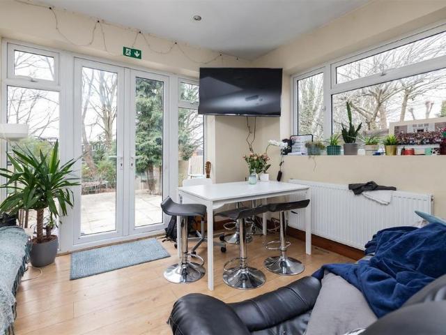 8 bedroom house to rent