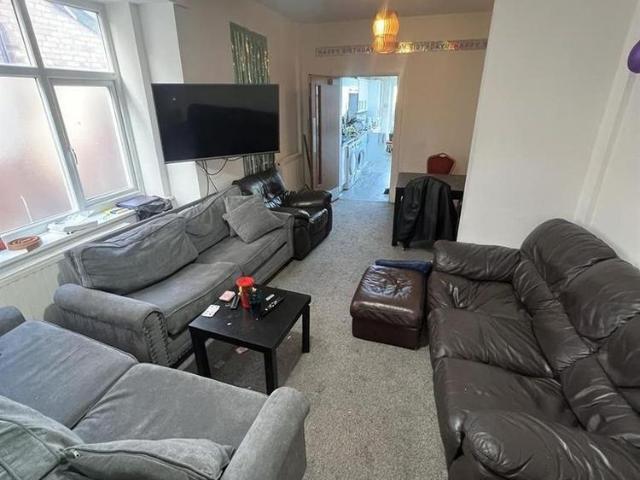 8 bedroom house to rent