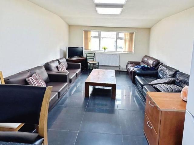8 bedroom house to rent